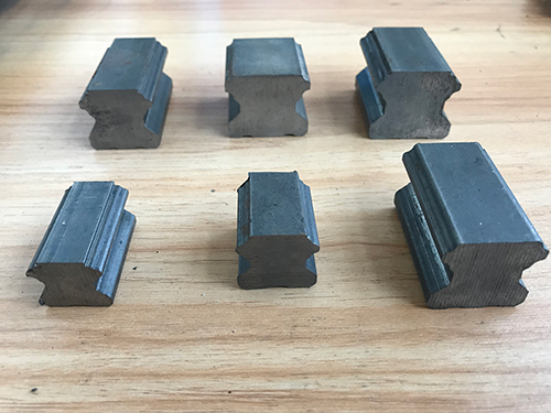 無錫冷拉廠的工作人員在加工型鋼時必須要站在防護(hù)擋板的后方